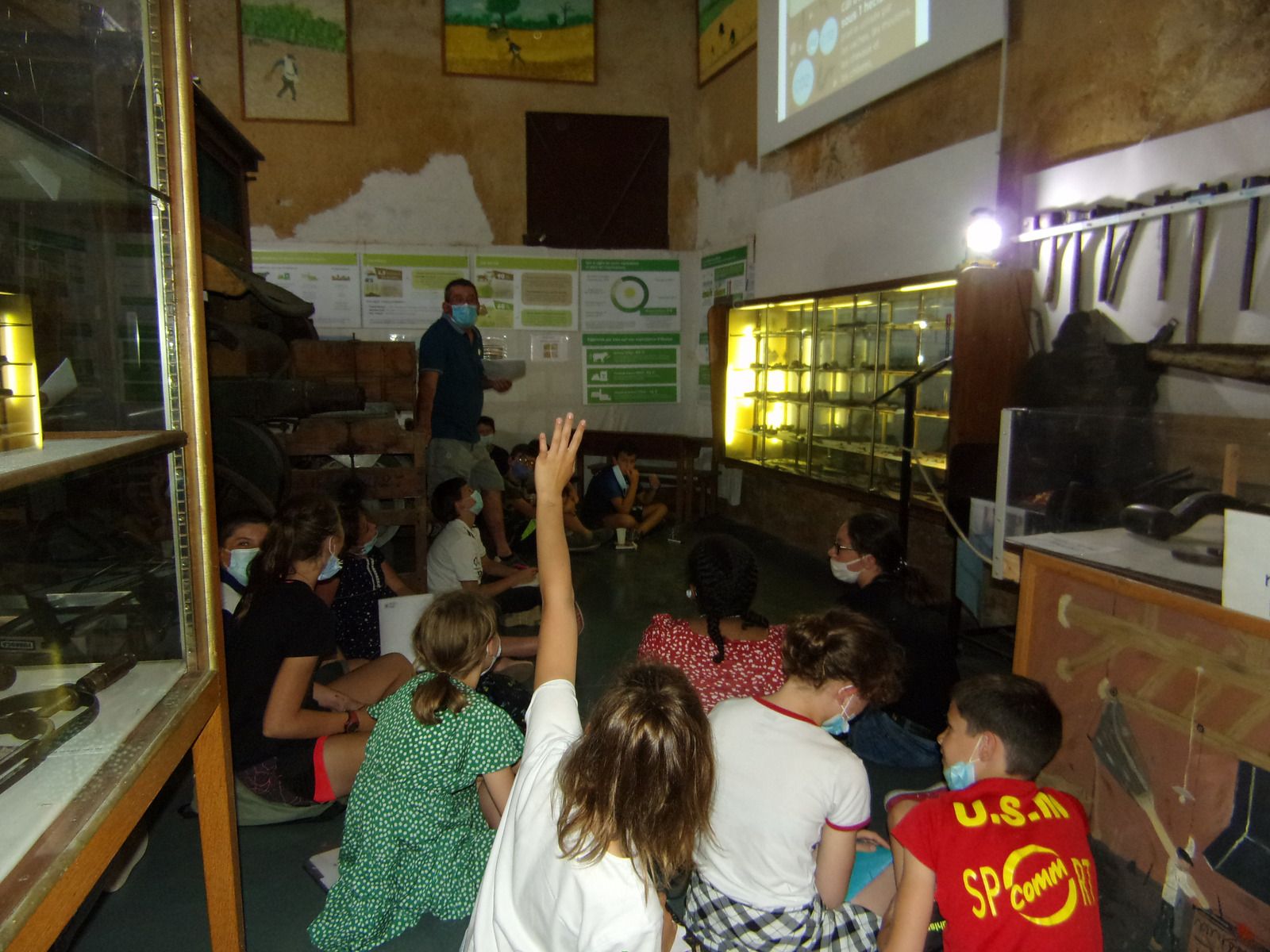 Charmante la Charolaise et Prince son fils, attendaient les collégiens de Moulins-Engilbert devant le Musée, le 18 Juin 2021, pour une visite dans le cadre des journées de l'Agriculture.